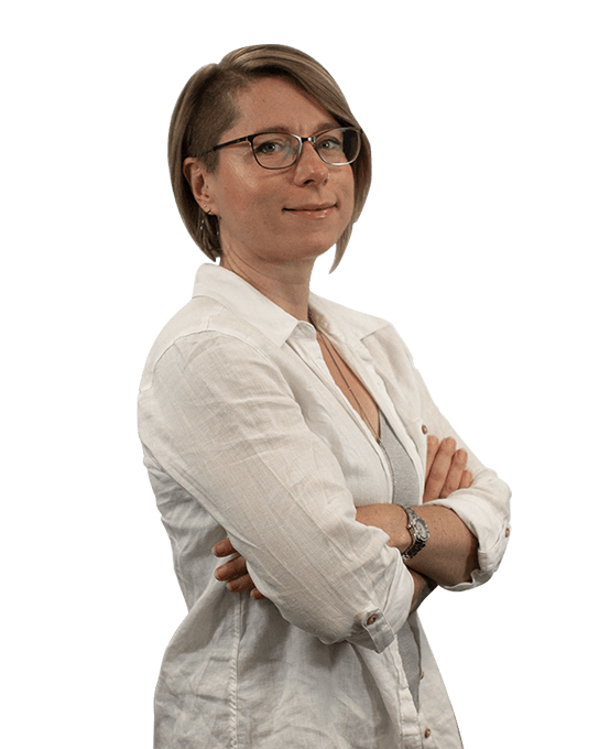 lockup_person_IMG_3129_v2_woman_white_cotton_overshirt.png